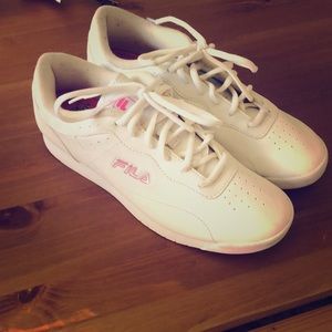 Retro tennis shoe